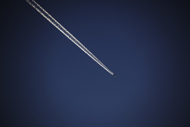 Germany, Vapour trail of airplane in blue sky - TLF000627