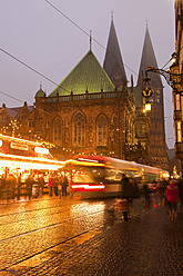 Deutschland, Bremen, Weihnachtsmarkt bei Nacht - NDF000234