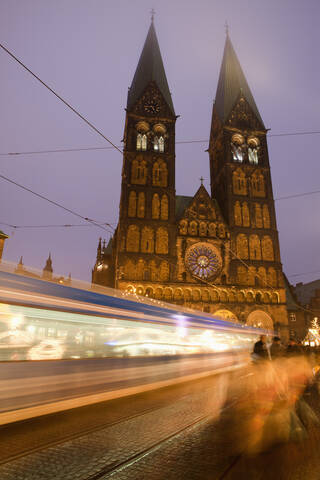 Deutschland, Bremen, Weihnachtsmarkt bei Nacht, lizenzfreies Stockfoto