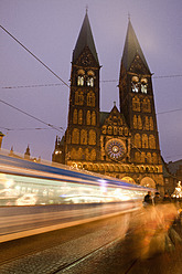 Deutschland, Bremen, Weihnachtsmarkt bei Nacht - NDF000233