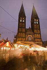 Deutschland, Bremen, Weihnachtsmarkt bei Nacht - NDF000232