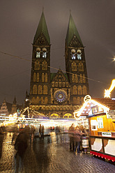 Deutschland, Bremen, Weihnachtsmarkt bei Nacht - NDF000231