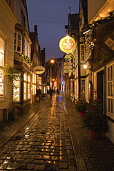 Deutschland, Bremen, Menschen in Gasse bei Nacht - NDF000242