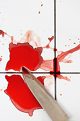 Blut und Messer auf gefliestem Boden - HSTF000015