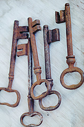Verrostete Schlüssel auf Holztisch - HSTF000011