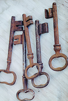 Rusty keys on wooden table - HSTF000011