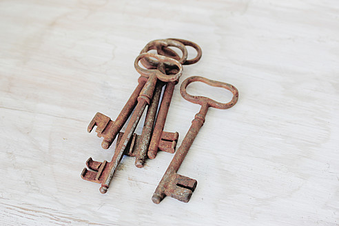 Rusty keys on wooden table - HSTF000012