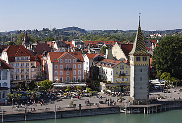 Deutschland, Bayern, Schwaben, Lindau, Menschen am Hafen mit Mangturm - SIEF002085