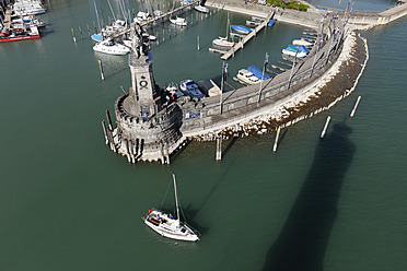 Deutschland, Bayern, Schwaben, Lindau, Blick auf den Hafen - SIEF002084