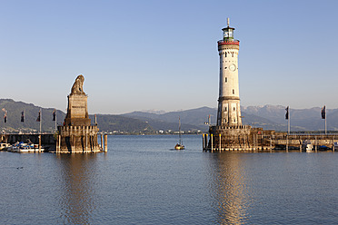 Deutschland, Bayern, Schwaben, Lindau, Blick auf Hafeneinfahrt und Leuchtturm in der Abenddämmerung - SIEF002083