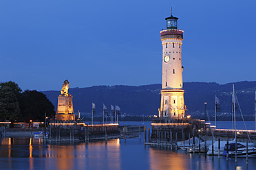 Deutschland, Bayern, Schwaben, Lindau, Blick auf Hafeneinfahrt und Leuchtturm bei Nacht - SIEF002077