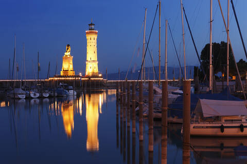Deutschland, Bayern, Schwaben, Lindau, Blick auf Hafeneinfahrt und Leuchtturm bei Nacht, lizenzfreies Stockfoto
