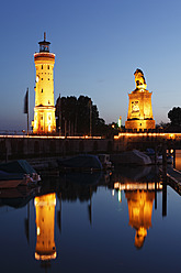 Deutschland, Bayern, Schwaben, Lindau, Blick auf Hafeneinfahrt und Leuchtturm bei Nacht - SIEF002075