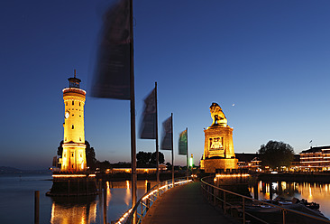 Deutschland, Bayern, Schwaben, Lindau, Blick auf Hafeneinfahrt und Leuchtturm bei Nacht - SIEF002074