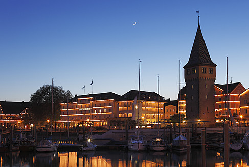 Deutschland, Bayern, Schwaben, Lindau, Blick auf den Mangturm mit Hafen bei Nacht - SIEF002073