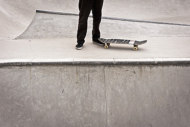 Belgien, Flandern, Mechelen, Skateboarder steht auf der Rampe im Skateboardpark - KJF000162