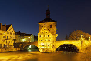 Deutschland, Bayern, Franken, Bamberg, Blick auf das alte Rathaus über die Regnitz bei Nacht - FOF003753