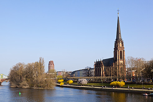 Deutschland, Frankfurt am Main, Blick auf Kirche und Hotel - FOF003754