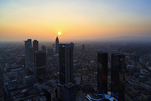 Deutschland, Frankfurt, Blick auf die Stadt bei Sonnenuntergang - FO003777