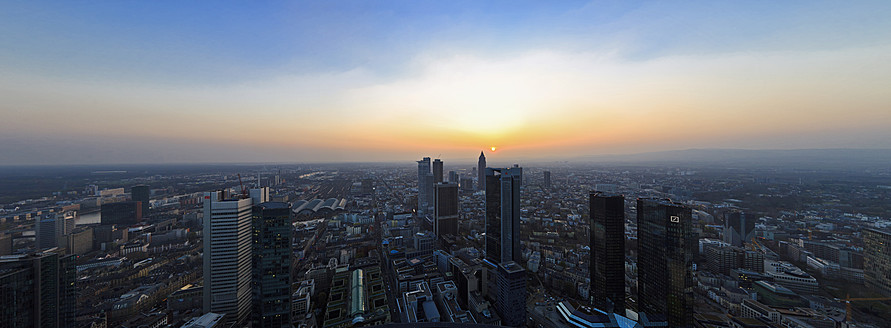 Deutschland, Frankfurt, Blick auf die Stadt bei Sonnenuntergang - FO003758