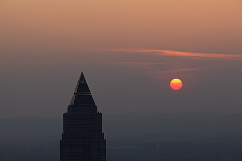 Deutschland, Frankfurt, Blick auf den Messeturm bei Sonnenuntergang - FOF003759