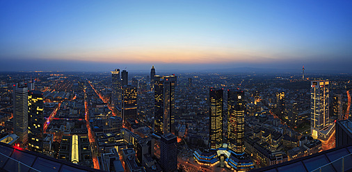 Deutschland, Franfurt, Blick auf die Stadt bei Nacht - FOF003765