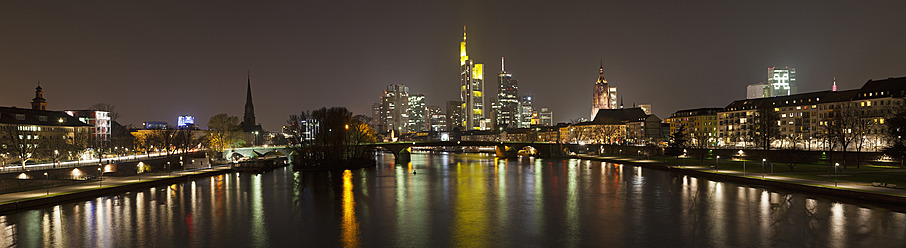 Deutschland, Frankfurt, Blick auf die Stadt bei Nacht - FOF003772