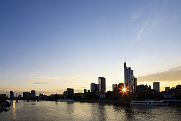 Deutschland, Frankfurt, Blick auf die Stadt bei Sonnenuntergang - FOF003773