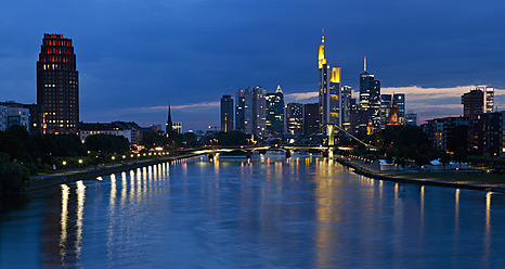Deutschland, Frankfurt, Blick auf die Stadt bei Nacht - FOF003774