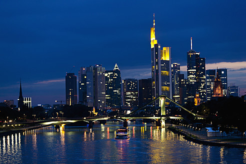 Deutschland, Frankfurt, Blick auf die Stadt bei Nacht - FOF003775