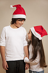 Kinder mit Weihnachtsmannmütze, lächelnd - RIMF000084