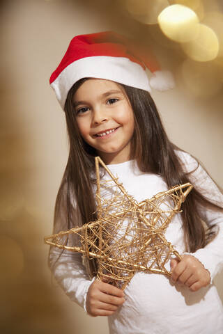 Mädchen mit Weihnachtsmannmütze, lächelnd, Porträt, lizenzfreies Stockfoto