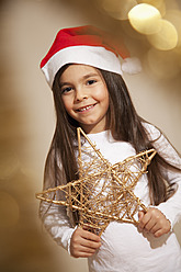 Mädchen mit Weihnachtsmannmütze, lächelnd, Porträt - RIMF000087
