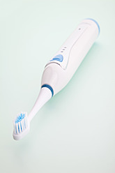 Elektrische Zahnbürste auf weißem Hintergrund, Nahaufnahme - MAEF004024