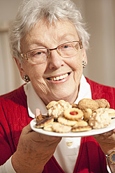 Ältere Frau mit Weihnachtsgebäck, lächelnd, Porträt - RIMF000100