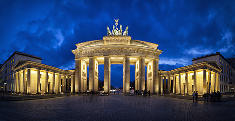 Deutschland, Berlin, Menschen am Brandenburger Tor - FOF003780