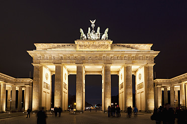 Germany, Berlin, People at Brandenburger Tor - FOF003781