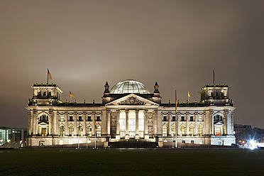 Deutschland, Berlin, Blick auf das Reichstagsgebäude bei Nacht - FOF003783