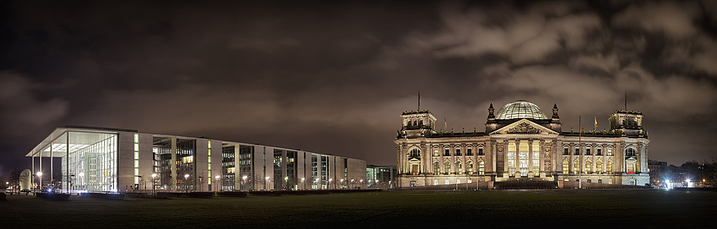 Deutschland, Berlin, Blick auf Reichstag und Paul-Loebe-Haus bei Nacht - FO003784