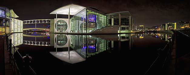 Deutschland, Berlin, Blick auf das Paul-Loebe-Haus bei Nacht - FO003788