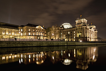 Deutschland, Berlin, Blick auf das Reichstagsgebäude bei Nacht - FOF003789