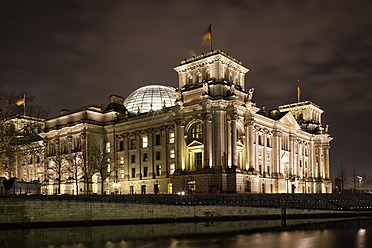 Deutschland, Berlin, Blick auf das Reichstagsgebäude bei Nacht - FOF003790