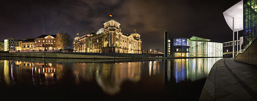 Deutschland, Berlin, Blick auf Reichstag und Paul-Loebe-Haus bei Nacht - FO003791