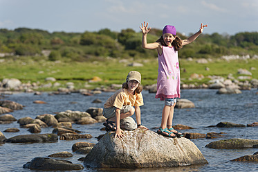 Schweden, Molle, Kinder balancieren auf einem Felsen im Wasser - SHF000555