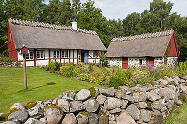 Schweden, Blick auf ein Haus im landestypischen Stil bei Arild - SHF000557