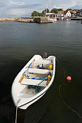 Schweden, Blick auf ein Boot im Hafen von Baskemolla - SHF000571