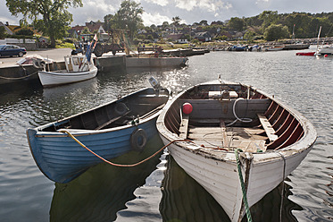 Schweden, Blick auf ein Fischerboot im Hafen von Baskemolla - SHF000572