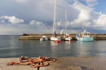 Schweden, Baskemolla, Blick auf ein Boot im Hafen - SHF000559