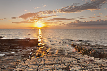 Schweden, Simrishamn, Blick auf das felsige Ufer bei Sonnenaufgang - SHF000573