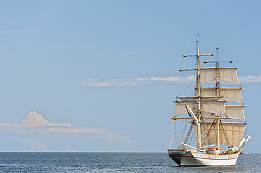 Schweden, Simrishamn, Blick auf altes Segelboot - SHF000575